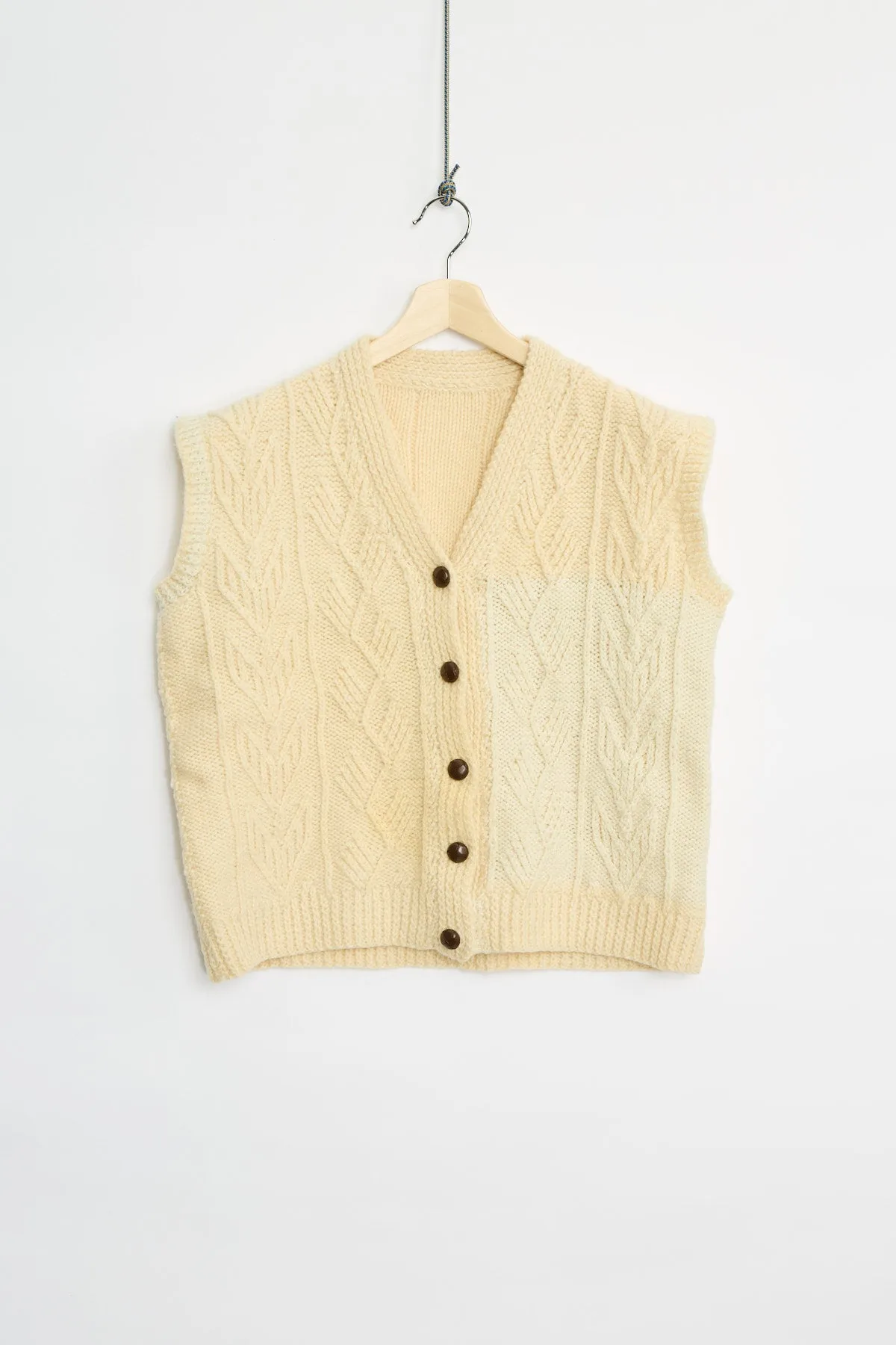 Home-knitted cable-knit vest (L)